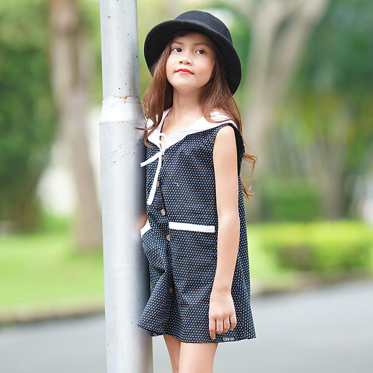 Đầm Bé Gái Đen Chấm Bi Lá Cổ Nút Ngực Hai Túi KIKA K041