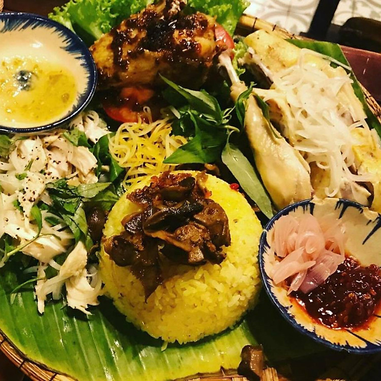 Gà Lên Mâm Nguyên Con Tại Cô Quyên Xứ Quảng Tại Asian Food-TT GIGAMALL