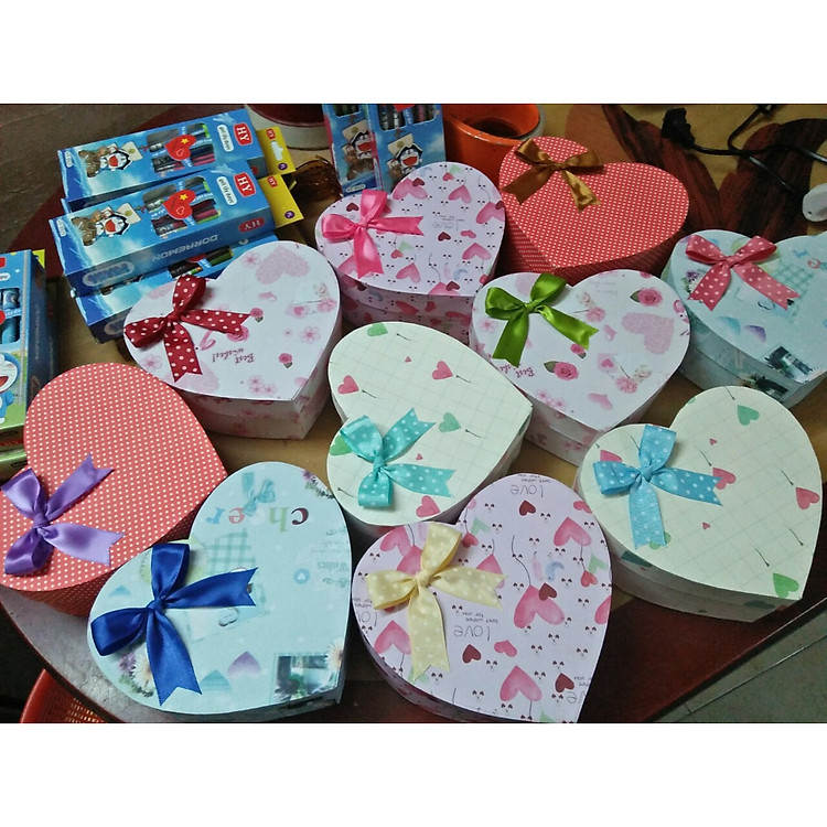 Hộp đựng quà hình trái tim đính nơ size 20cm tặng kèm hạt xốp màu