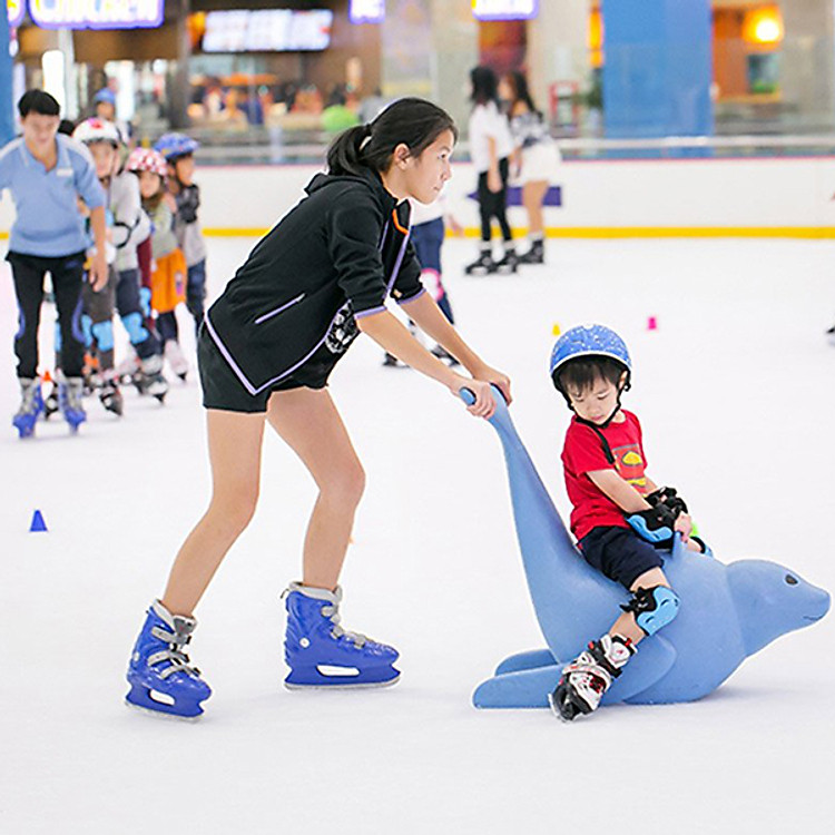 Vé vào cửa + Gói thuê giày trượt + Thuê công cụ hình Chim Cánh Cụt tại Sân băng Vincom Ice Rink Landmark 81 - Áp dụng thứ 7, chủ nhật