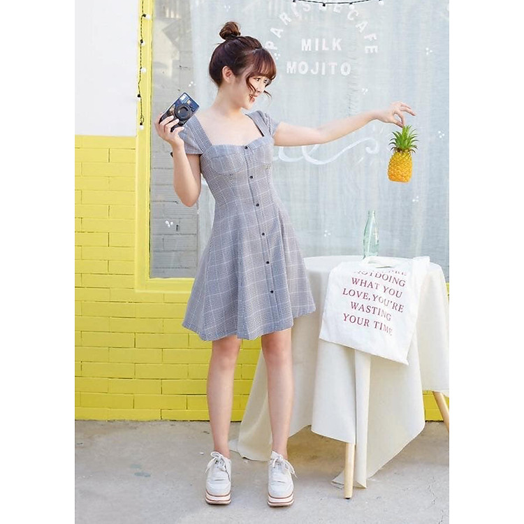 Đầm Kẻ Xám Nút Đen