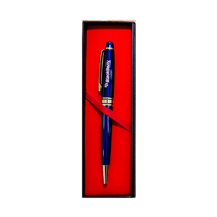 Bút ký xanh ngọc có chữ Blackberry trên thân