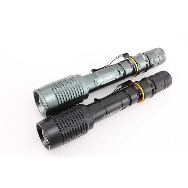 Đèn pin đi du lịch siêu sáng, chiếu xa, chống nước tốt T6-giao màu ngẫu nhiên ( Tặng miếng thép đa năng 11in1)