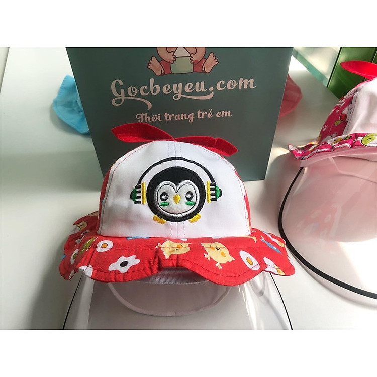 Nón chặn giọt bắn COVID cho trẻ em