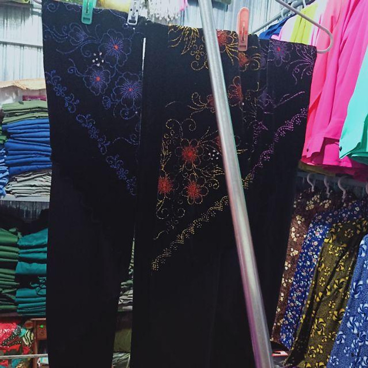 Khăn nhung đội đầu cho bà