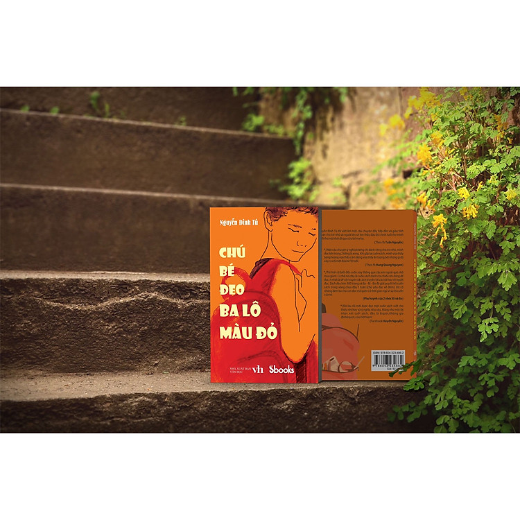 Chú bé đeo ba lô màu đỏ - Ảnh 2