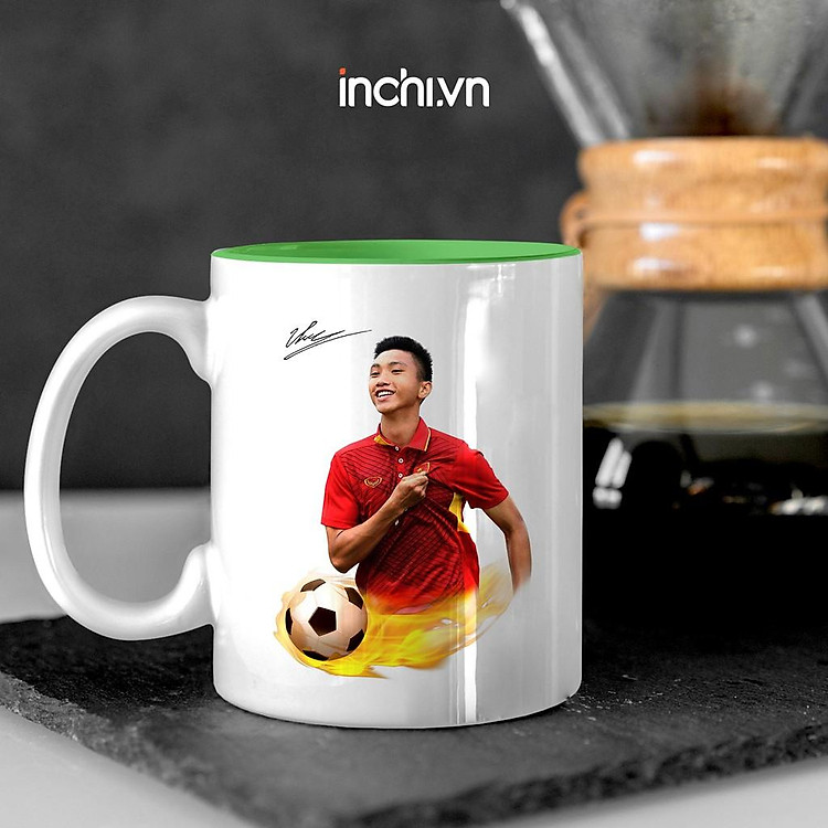 CỐC SỨ TRẮNG , CỐC LÒNG MÀU IN TÊN VÀ HÌNH ẢNH CẦU THỦ ĐỘI TUYỂN BÓNG ĐÁ VIỆT NAM THEO YÊU CẦU 350ML CHẤT LƯỢNG CAO