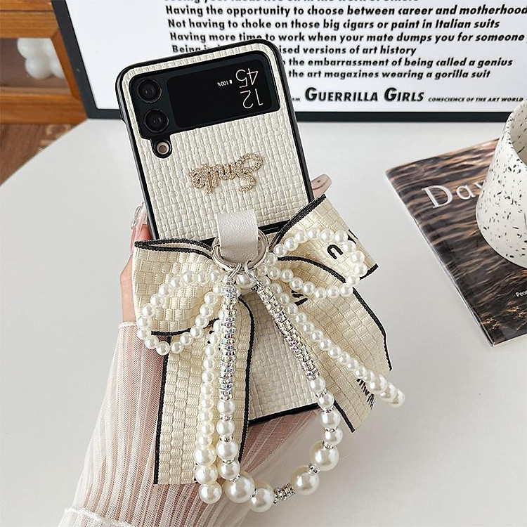 Ốp Lưng Cho Samsung Galaxy Z FLip 6 / Z Flip 5 / Z Flip 4 Smile Đính Đá Nơ To Bản Kèm Dây Ngọc Trai Cầm Tay Xinh Xắn