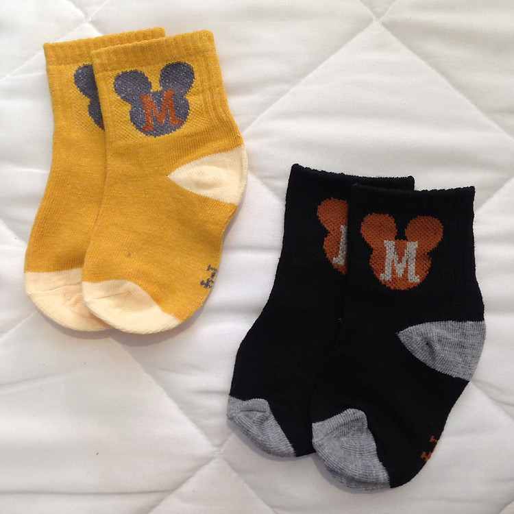 Set 02 đôi tất chân giữ ấm cho bé - Tặng kèm 01 nút bịt ổ điện