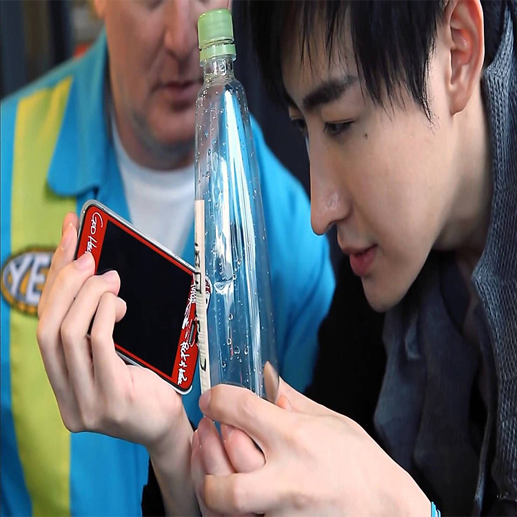 Dụng cụ ảo thuật đường phố độc đáo: Điện thoại xuyên chai nước
