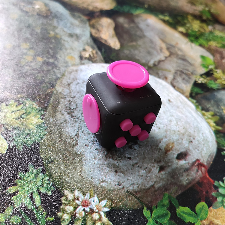 Fidget Cube - Dụng Cụ Giúp Tập Trung Kỳ Diệu Trong Công Việc Màu Ngẫu Nhiên