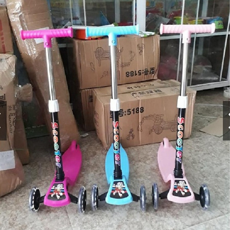 Xe trượt Scooter mẫu mới 2019 gấp gọn (có đèn ở bánh xe + phanh chân)- màu cho be trai- màu ngẫu nhiên