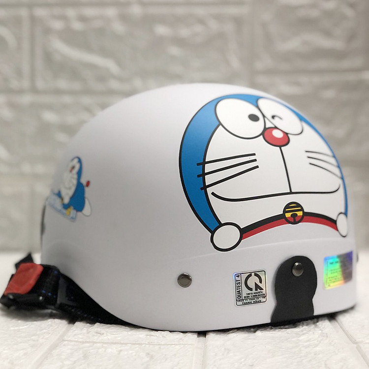 Mũ Bảo Hiểm Nửa Đầu Thời Trang Tem Doremon Nhiều Màu_ Lồng ép nhiệt dây khóa đỏ cao cấp_ Nón bảo hiểm 1/2 đầu