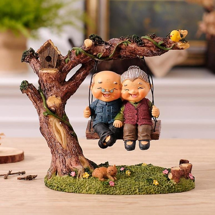 Tượng Ông Bà Ngồi Xích Đu