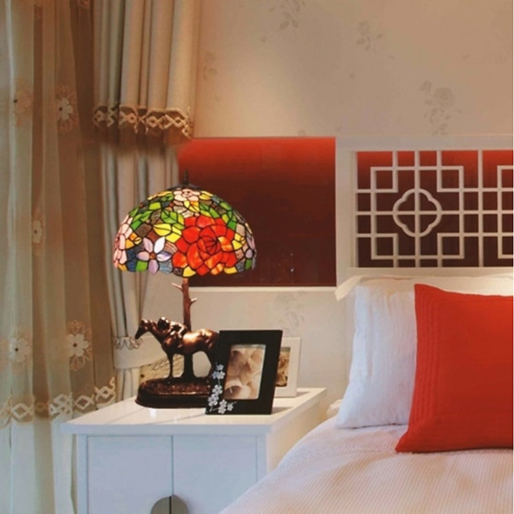Đèn bàn trang trí Tiffany chao đường kính 30cm chân chú ngựa đồng cao cấp
