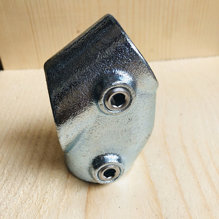 Phụ kiện nối ống thông minh kẹp T nghiêng dùng để kết nối nghiêng một góc dao động từ 30-60 độ giữa một ống thép nghiêng và một ống thép đứn, được cố định bằng ốc lục giác cho hai ống thép cùng đường kính - ET129