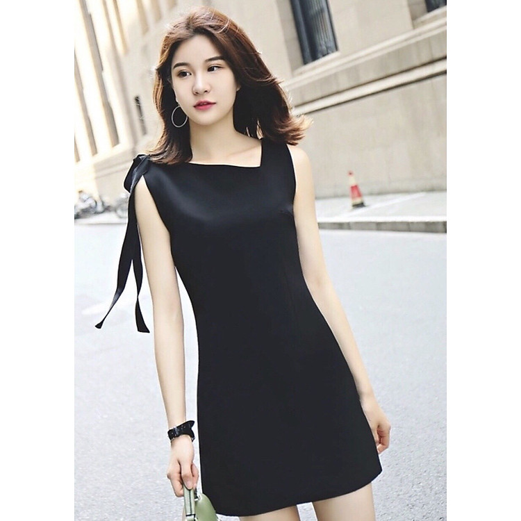 Đầm đen cổ xéo