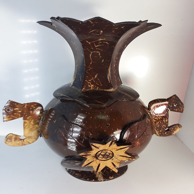 Bình hoa nghệ thuật làm bằng gáo dừa