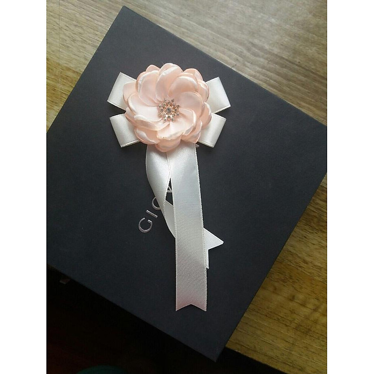 Hoa nơ cài áo màu hường