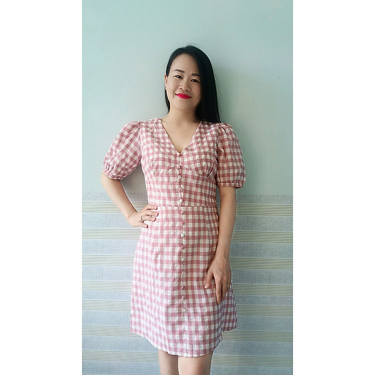 Đầm xòe caro xốp dạo phố, dự tiệc hoặc đi làm tùy ý, cổ V, tay phồng nhún nhẹ nhàng, chất liệu Caro xốp bền đẹp, thoáng mát, thấm hút mồ hôi tốt, cách điệu hàng nút bọc phía trước, dây kéo sau lưng.