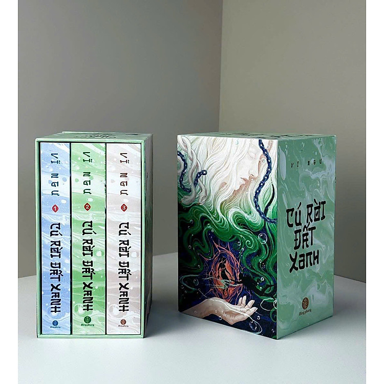 BOXSET TRỌN BỘ 3 TẬP CÚ RỜI ĐẤT XANH: Người Nhà Chó, Người Nhà Đao, Người Nhà Roi – Vĩ Ngư – Hạ Lan dịch – Nhã Nam