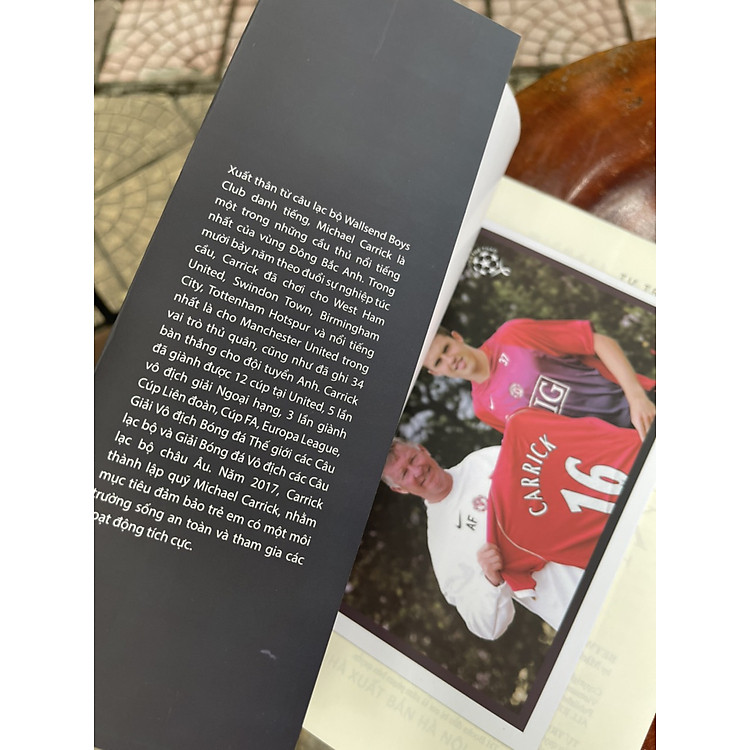 TỰ TRUYỆN MICHAEL CARRICK – Giữa Những Lằn Ranh - Ảnh 2