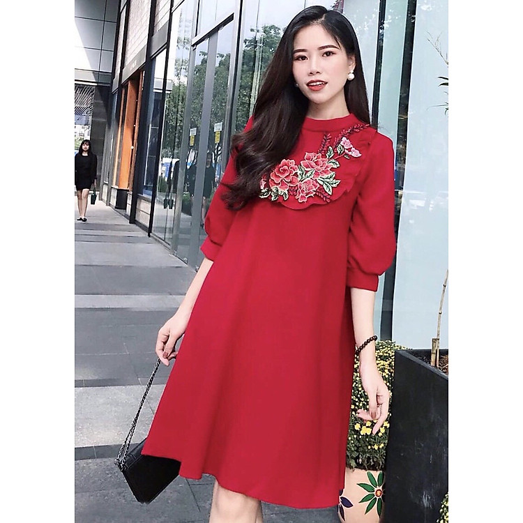 Đầm đỏ cổ hoa