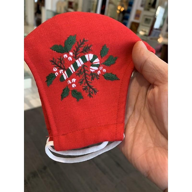Khẩu trang vải thêu hình Noel.