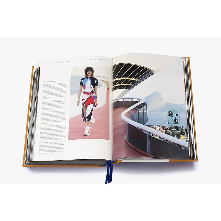 Artbook - Sách Tiếng Anh - Louis Vuitton Catwalk - Ảnh 5