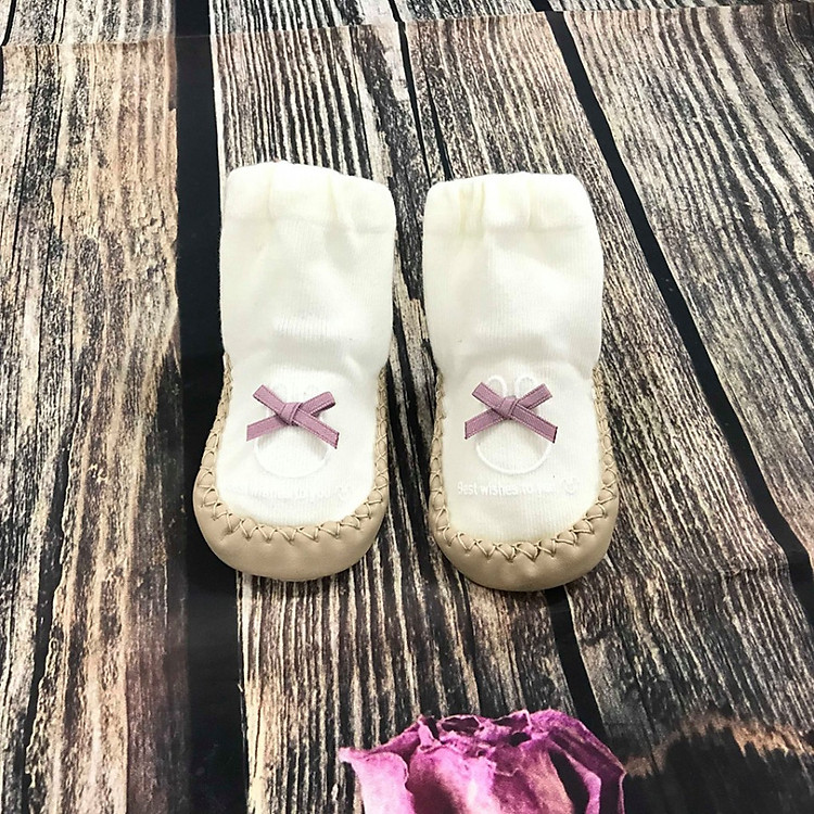 Vớ giày cô vừa cho bé