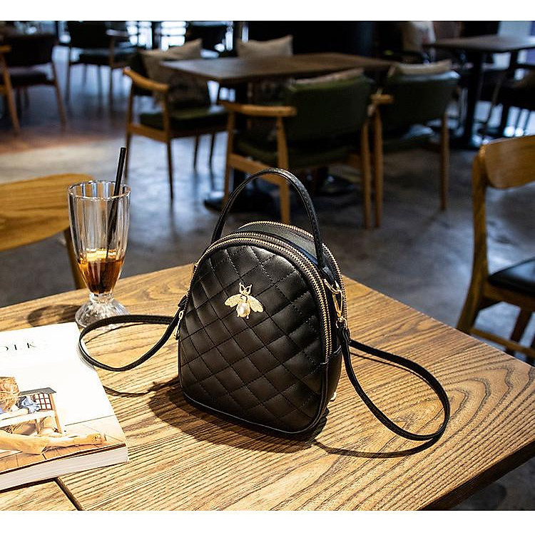 Túi Đeo Chéo Nữ Quả Tràm Màu Đen Logo Con Ong