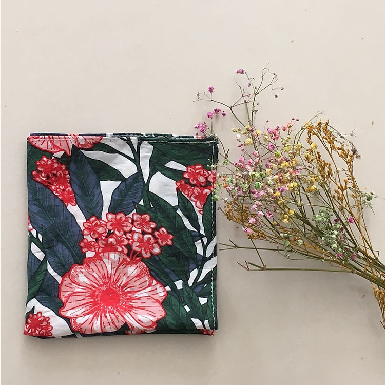 Khăn mùi xoa hoa đỏ đen, may thủ công xinh xắn