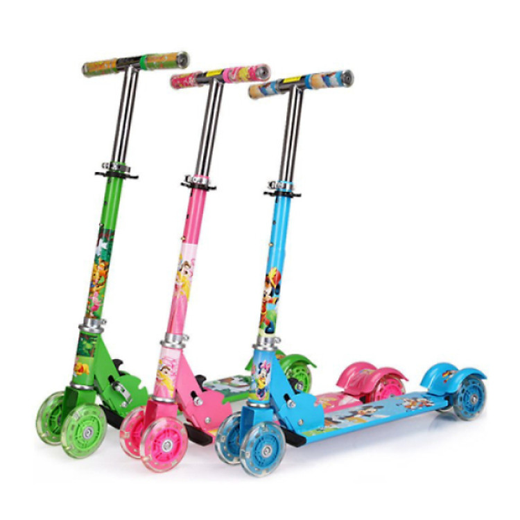 Xe trượt scooter ba bánh phát sáng nhiều màu, có chuông cho bé vận động