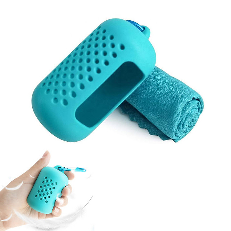Khăn thể thao , dã ngoại bỏ túi chất liệu vải nhanh khô kèm túi móc đựng Silicon dẻo cao cấp Cleacco