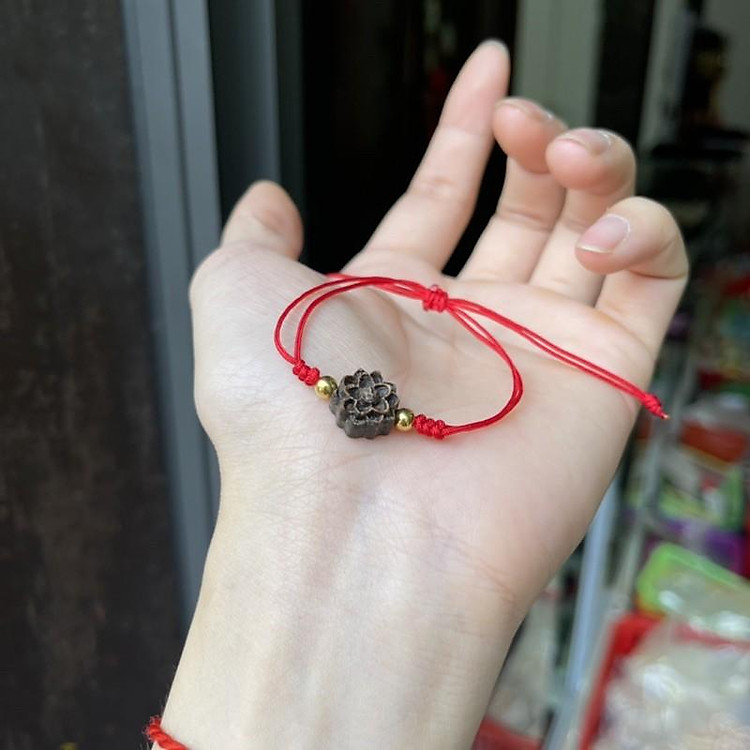 Vòng Tay Hoa Sen Trầm Hương kết dây chỉ đỏ may mắn, bình an