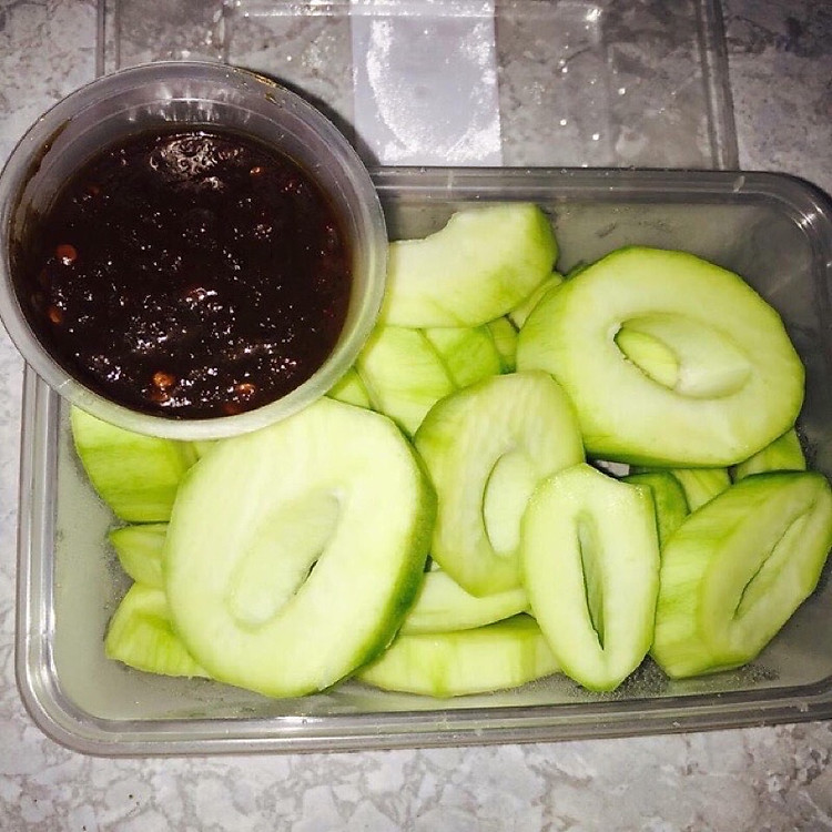 Hộp Xoài Non Gọt Sẵn Tặng kèm mắm ruốc xào sả ớt siêu ngon