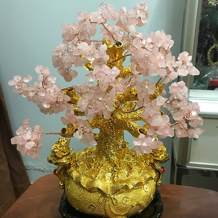 Tượng Cây Tài Lộc Phong Thủy Đá Thạch Anh Hồng nhẹ Chùm Đẹp Trên Hủ Vàng to 2 Cóc ngồi như ý 2 bên size cao 39cm đk 28cm có ý nghĩa Tài Lộc Dồi Dồi trưng bàn hợp mệnh hỏa mệnh thổ ạ