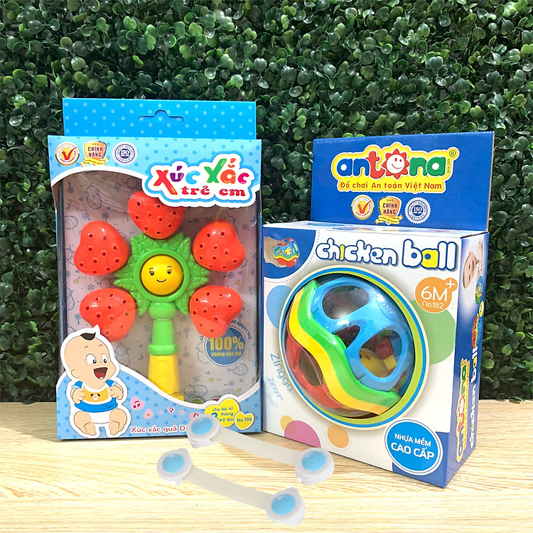 Combo Xúc Xắc Bóp Chip Quả Bóng Lục Lạc Chickenball Và Xúc Xắc Quả Dâu Antona Tặng Kèm 2 Khóa Cửa Tủ Lạnh An Toàn Cho Bé