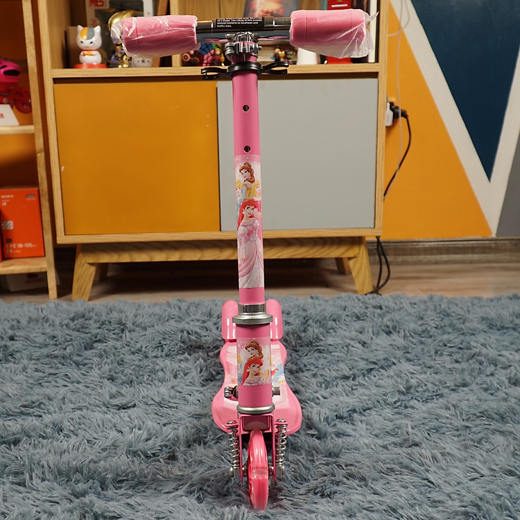 Xe Trượt Scooter 380 được rất nhiều trẻ em trên thế giới ưa chuộng với nhiều màu sắc ( Hồng, Xanh và Đỏ ) cho bé tha hồ lựa chọn có kiểu dáng nhỏ gọn có thể gấp dễ dàng để bé di chuyển đưa lại cho bé trải nghiệm thú vị