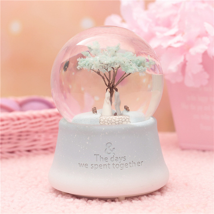 Hộp Nhạc Quả Cầu Tuyết Cặp Đôi Dưới Tán Cây