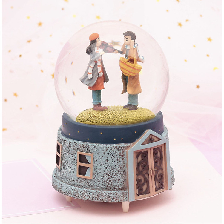 Quả cầu tuyết họa tiết ngôi nhà đôi tình nhân đứng cầm đàn guitar