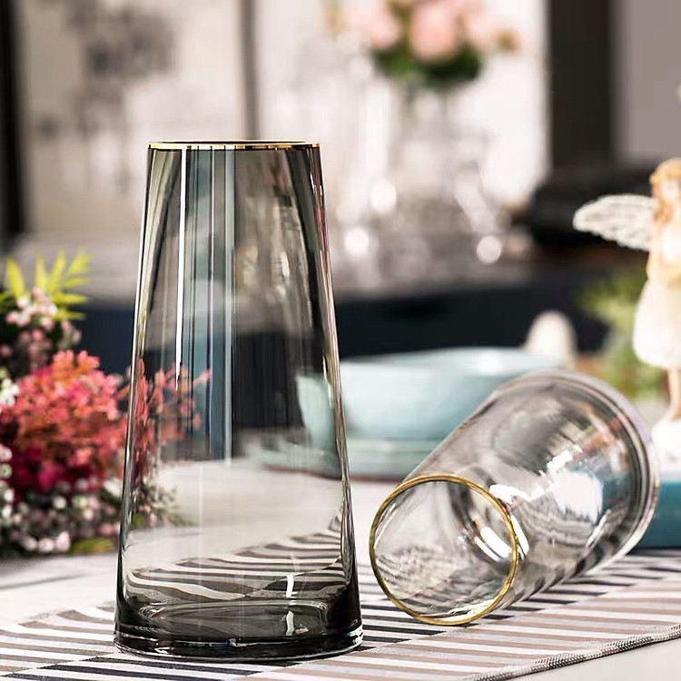 Bình thủy tinh cắm hoa hình tháp cổ viền Vàng