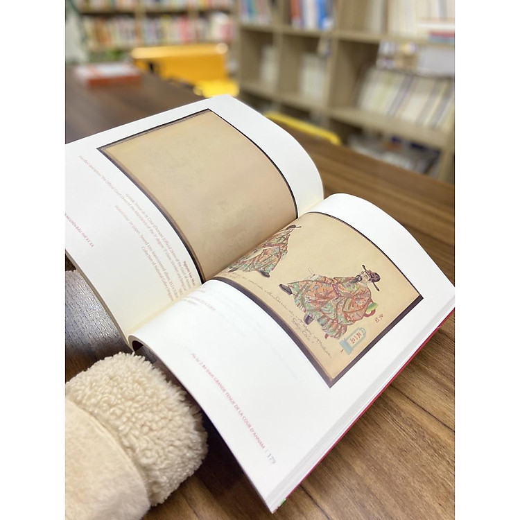 Nghệ Thuật Minh Họa Áo Mũ Thời Nguyễn Đầu Thế Kỷ XX - Ảnh 5