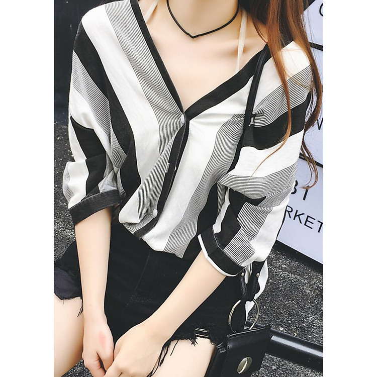 Áo Sơ Mi Nữ Cổ Chữ V Kẻ Sọc Đen Trắng