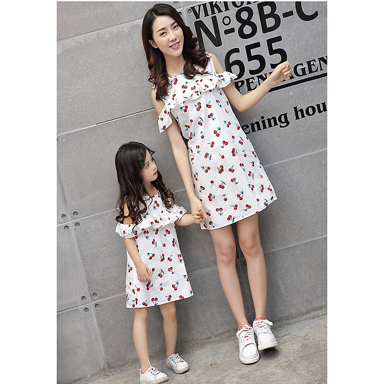 Đầm hở vai mẹ và bé