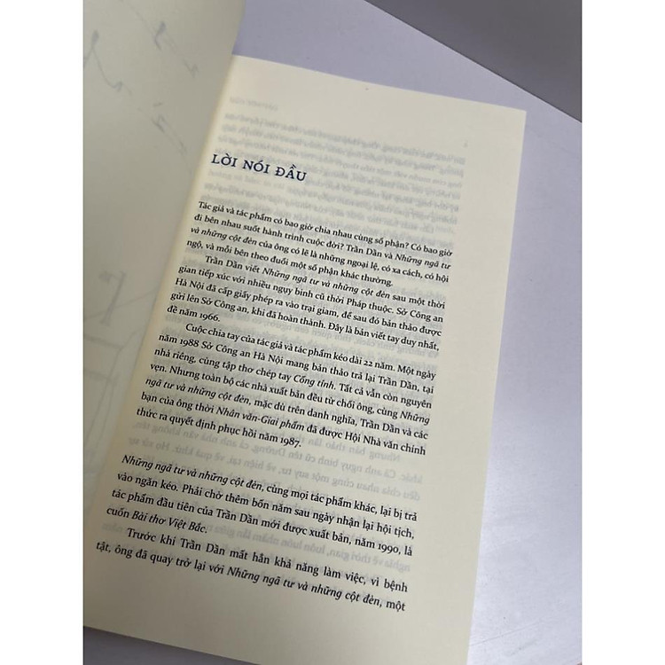 Những Ngã Tư Và Những Cột Đèn - Ảnh 2