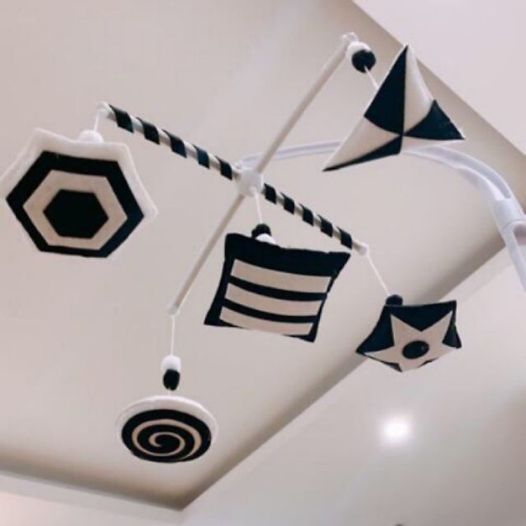 Treo nôi đen trắng kích thích thị giác