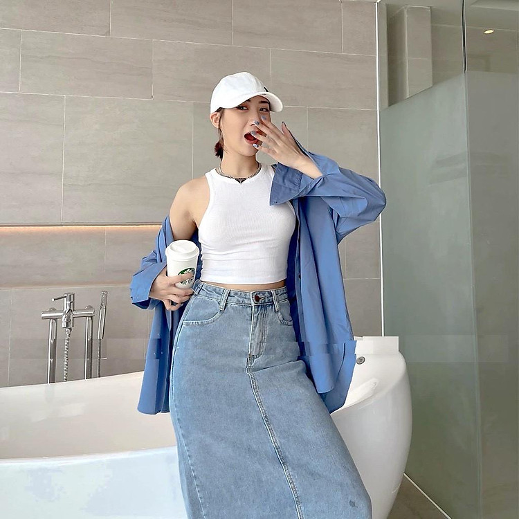 Áo crop top ba lỗ giúp nàng thêm năng động nhưng vô cùng bắt mắt.