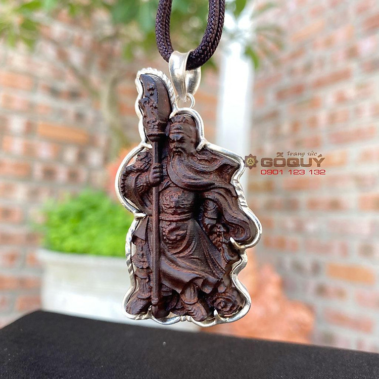 Mặt dây chuyền gỗ trắc Quan vân trường gỗ trắc bọc bạc