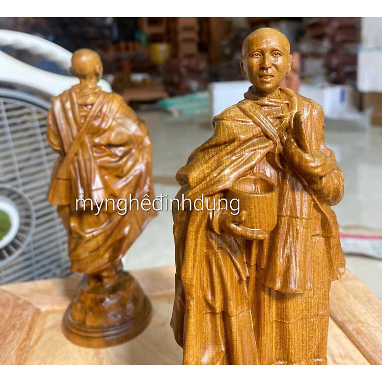 Tượng thầy thích minh tuệ bằng gỗ bách xanh (20x8x7cm)